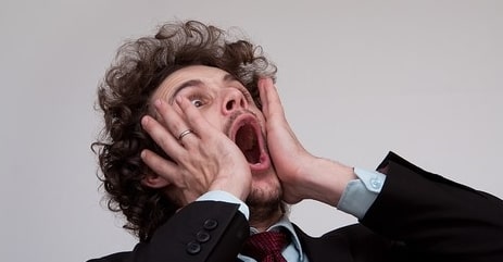 事実に驚く男性の顔